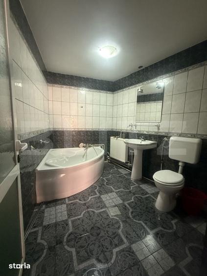 Casă cu 8 camere cu Teren 400 Mp în Central