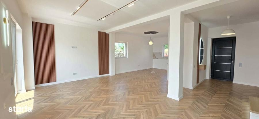 Casă cu 3 camere semidecomandat în Paleu