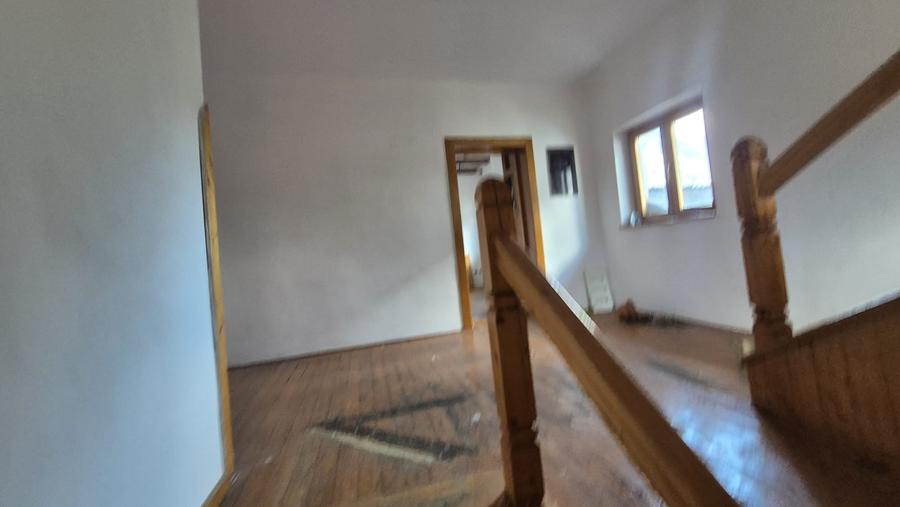 Casă individuală cu 11 camere cu Canalizare în Piatra Arsă