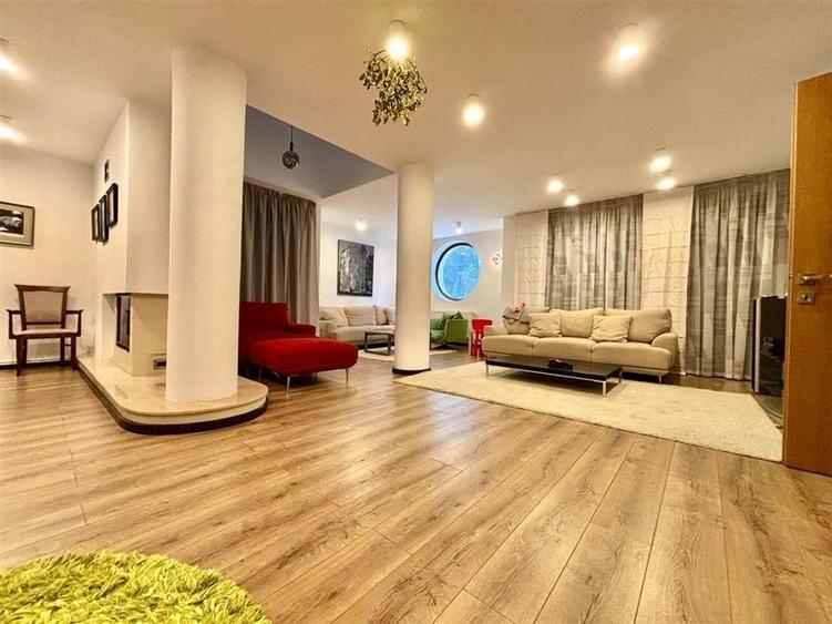 Casă individuală cu 9 camere cu Canalizare în Cioplea