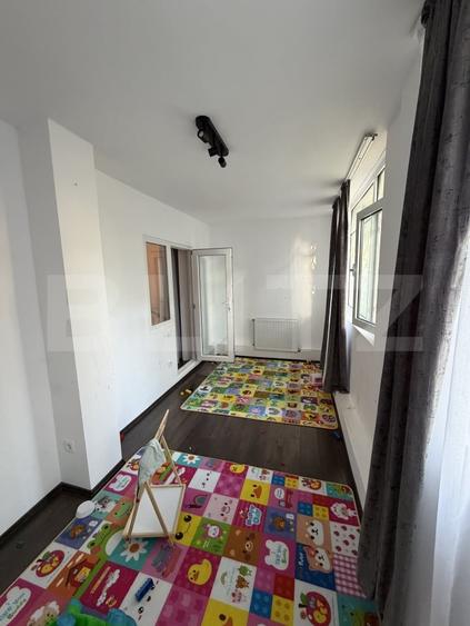 Apartament cu 4 camere decomandat, mobilat în