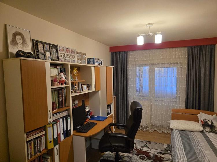 Apartament cu 3 camere decomandat în Vlădeni