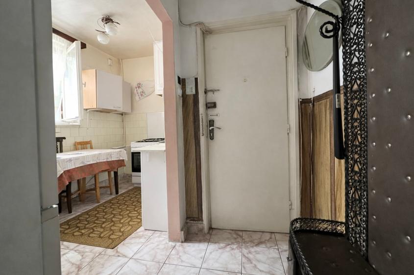 Apartament cu 3 camere semidecomandat în Titan