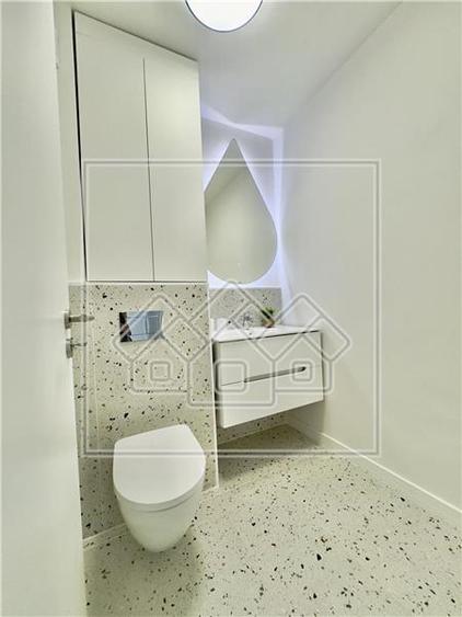 Penthouse cu 5 camere semidecomandat în Exterior Vest