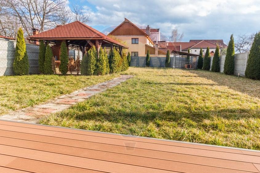 Casă individuală cu 6 camere cu Teren 1071 Mp în Central