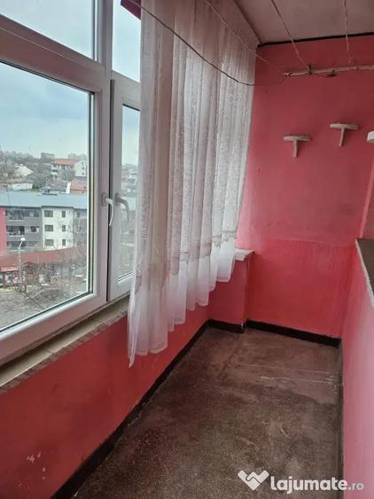 Apartament cu 3 camere decomandat în Valea Rosie
