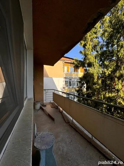 Apartament cu 3 camere semidecomandat în Zamfirescu