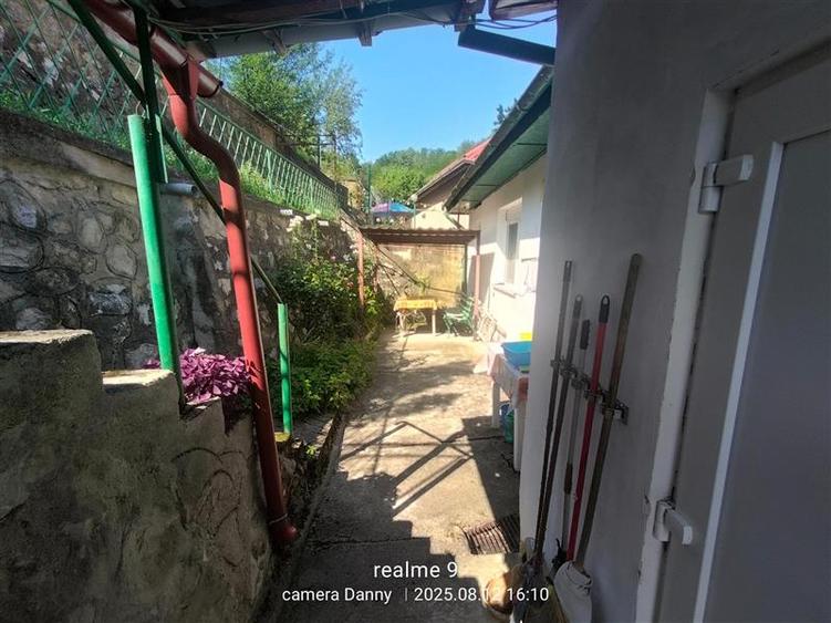 Casă individuală cu 5 camere cu Teren 300 Mp în Muncitoresc