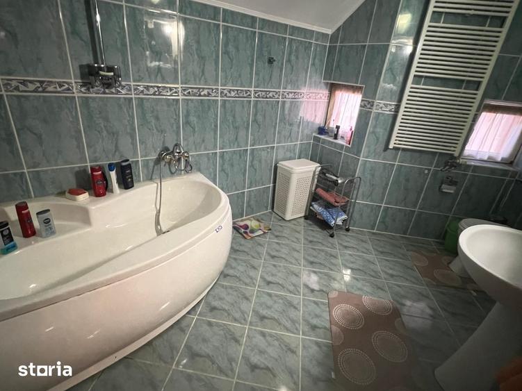 Casă cu 8 camere cu Teren 1000 Mp în Nufărul