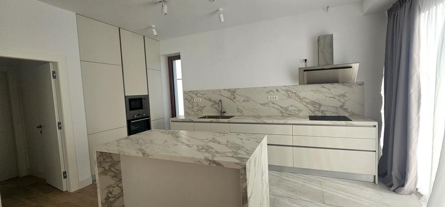 Casă individuală cu 7 camere cu Canalizare în Nord-Vest