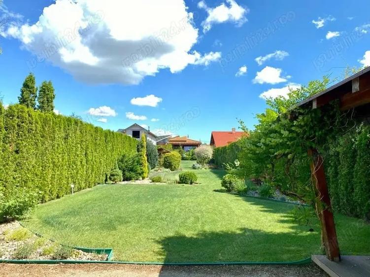 Casă cu 6 camere cu Teren 1750 Mp în Apa