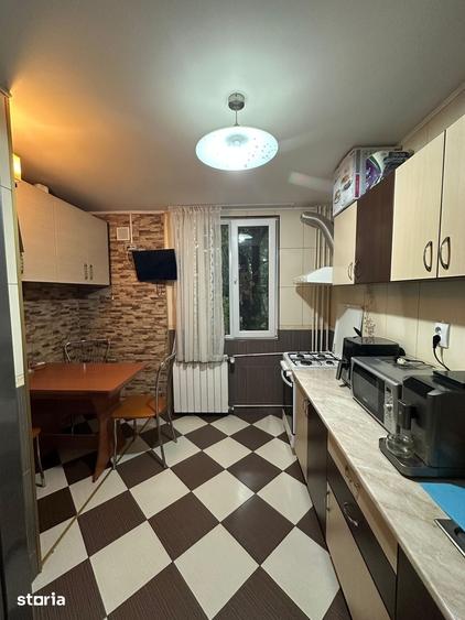 Apartament cu 3 camere semidecomandat în Titan