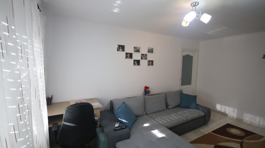 Apartament cu 3 camere semidecomandat în Cetății