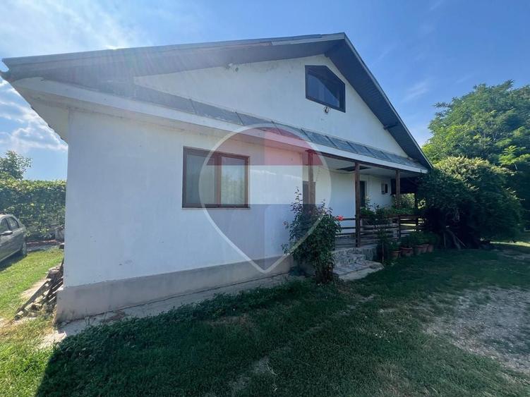 Casă cu 3 camere cu Teren 2244 Mp în Jorăști