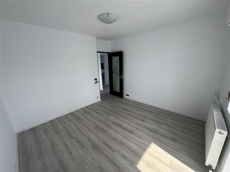Apartament cu 3 camere semidecomandat în Iosia