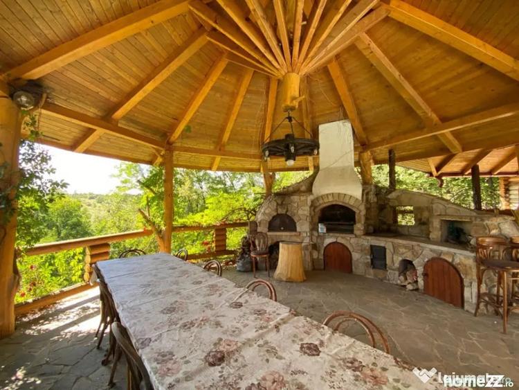 Casă cu 7 camere cu Teren 17000 Mp în Cărbunari