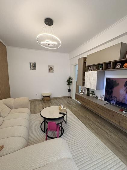 Apartament cu 3 camere decomandat în Uverturii