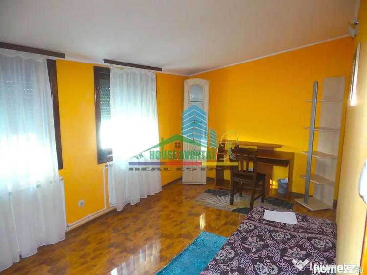 Apartament cu 6 camere decomandat în Central