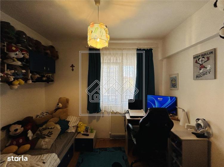 Apartament cu 4 camere decomandat în Valea Aurie
