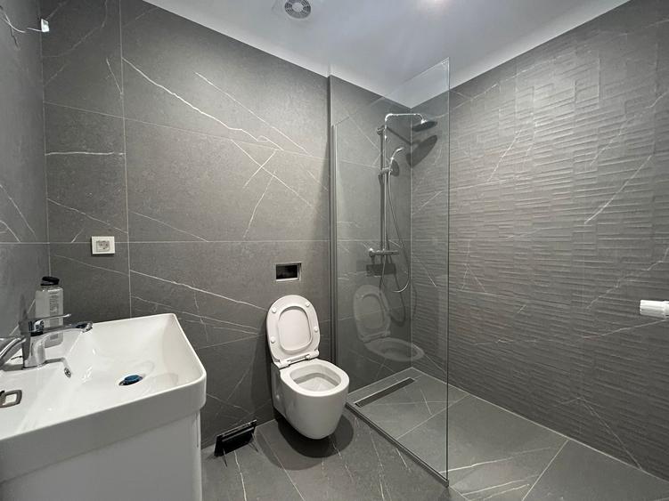 Apartament cu 4 camere semidecomandat în Aviației