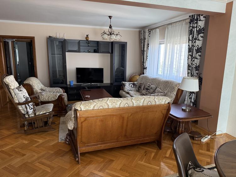 Apartament cu 3 camere decomandat, mobilat în Decebal