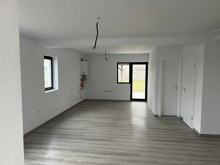 Casă cu 3 camere în Bucovăț