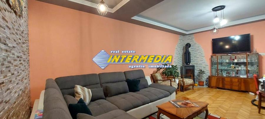Casă individuală cu 5 camere cu Canalizare în Central