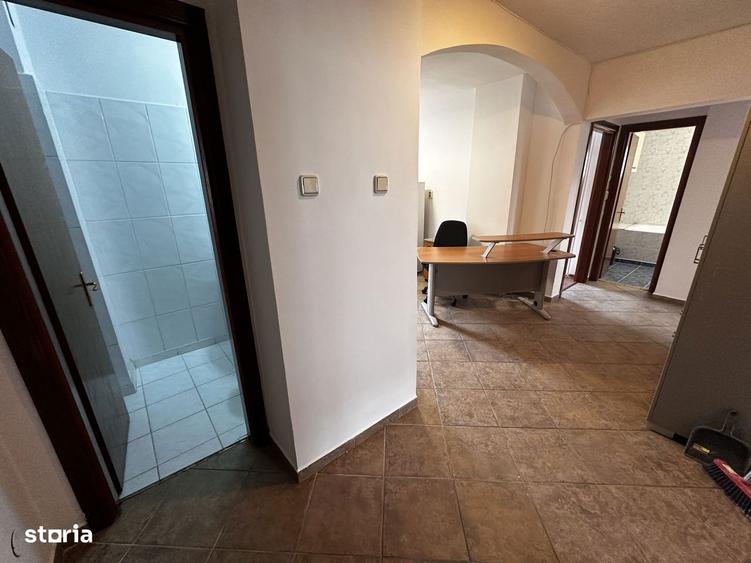 Apartament cu 3 camere semidecomandat, mobilat în Văcăresti