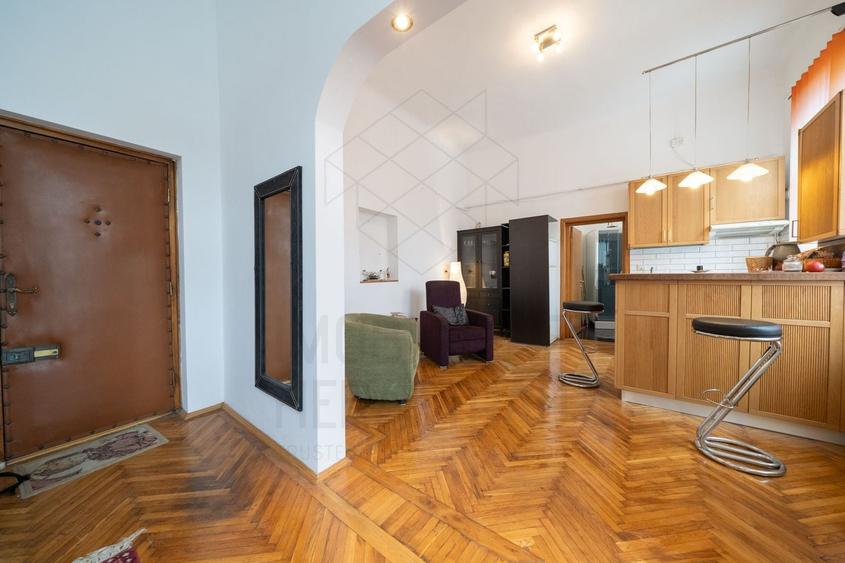 Apartament cu 3 camere semidecomandat, mobilat în P-ța Victoriei
