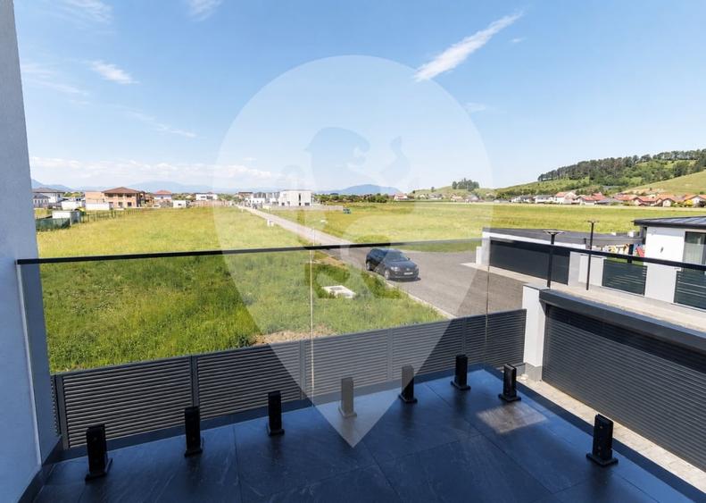 Duplex cu 4 camere cu Canalizare în Sânpetru