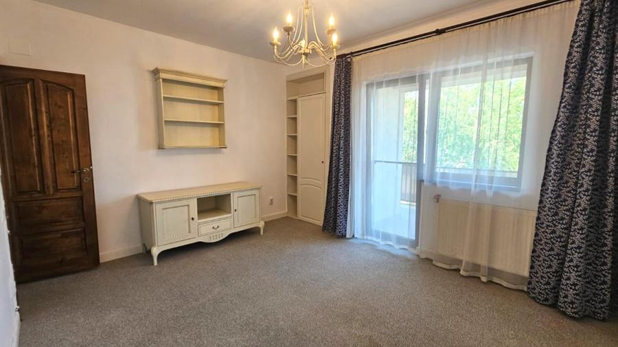 Apartament cu 4 camere semidecomandat în Europa