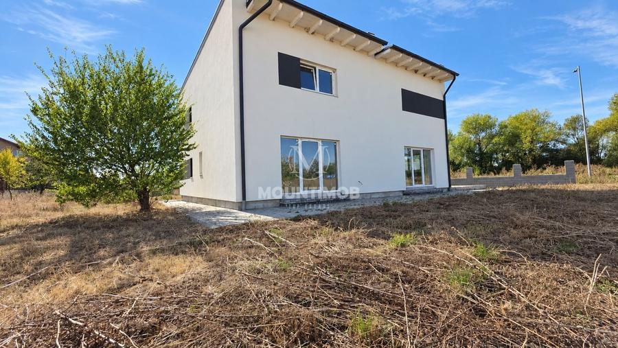 Duplex cu 3 camere cu Canalizare în Cristian