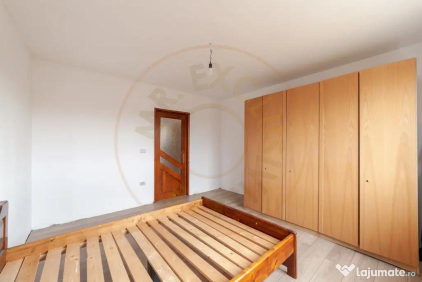 Casă cu 7 camere cu Teren 4563 Mp în Central