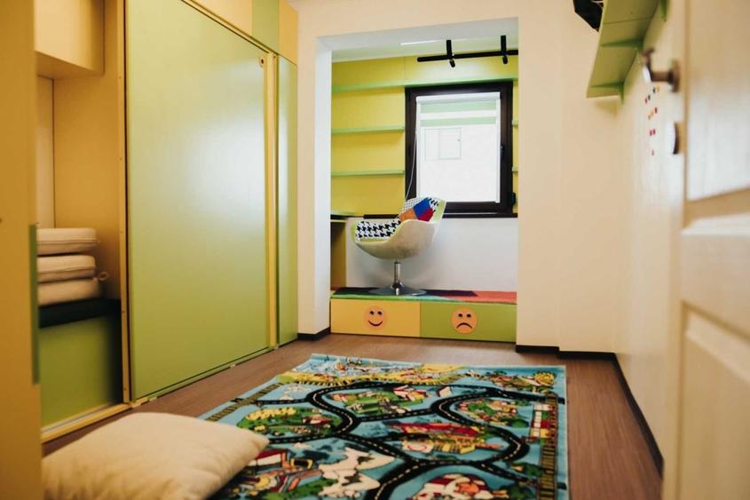 Apartament cu 3 camere decomandat în Exterior Vest