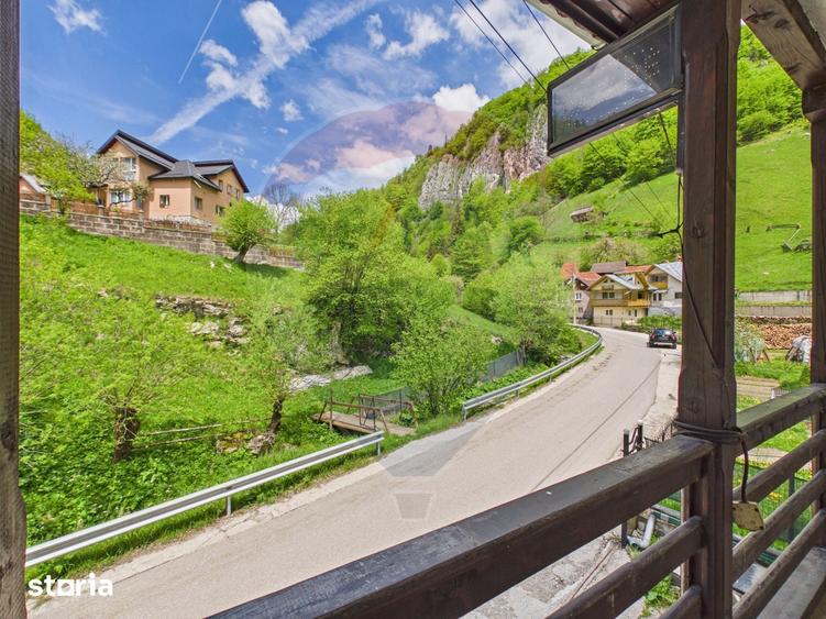 Casă cu 9 camere cu Teren 341 Mp în Dâmbovicioara