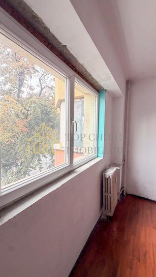 Apartament cu 3 camere semidecomandat, mobilat în Tei