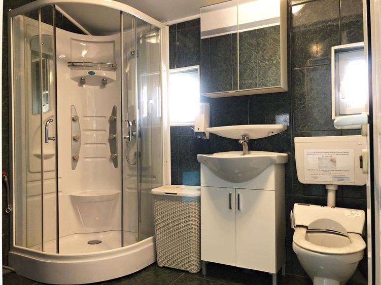 Casă individuală cu 8 camere cu Canalizare în Drumul Taberei