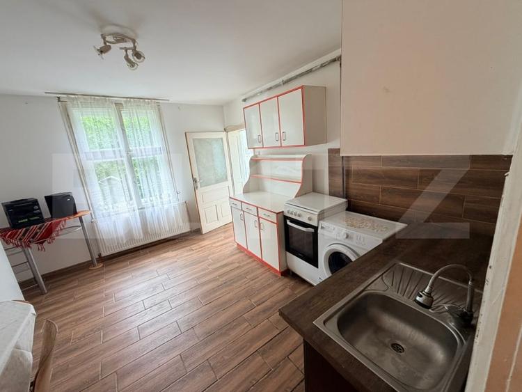 Casă individuală cu 6 camere cu Canalizare în Schei