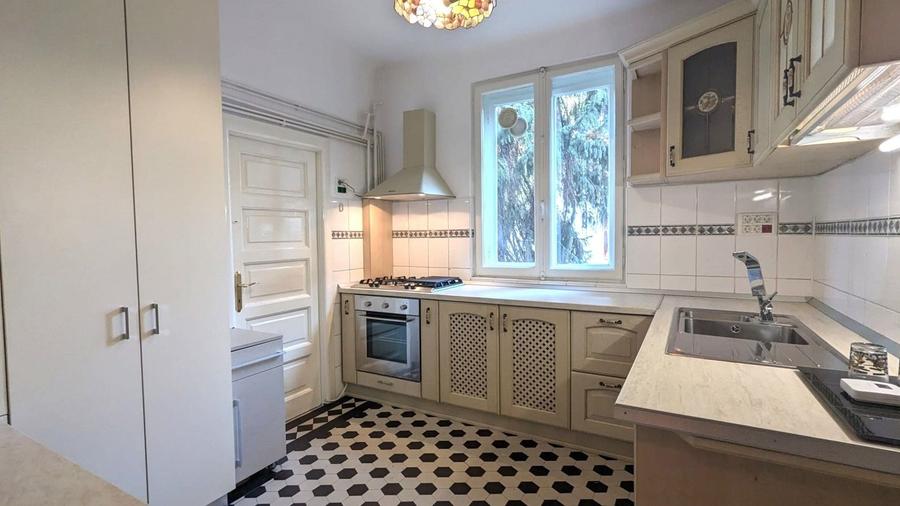 Apartament cu 6 camere semidecomandat în Dorobanți