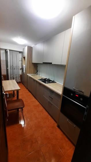 Apartament cu 3 camere decomandat în Polivalentă