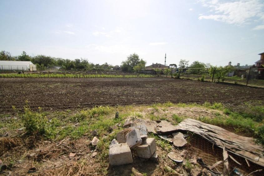 Teren Construcții intravilan de 492 mp, în Lazu