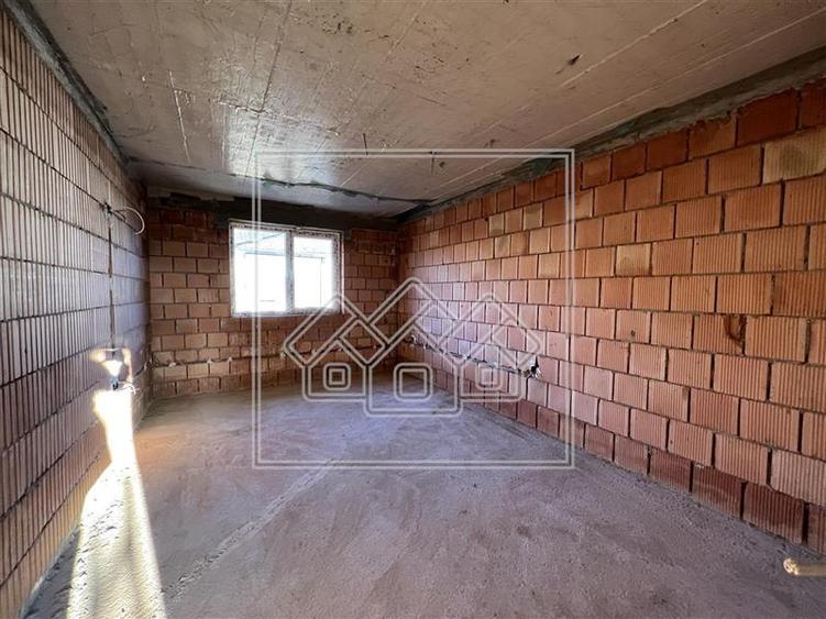 Casă individuală cu 7 camere cu Teren 727 Mp în Central