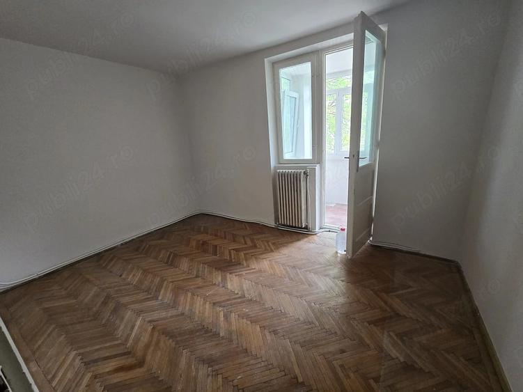 Apartament cu 4 camere semidecomandat în Moroasa 1