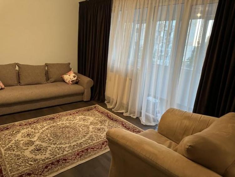 Apartament cu 3 camere semidecomandat, mobilat în Dristor