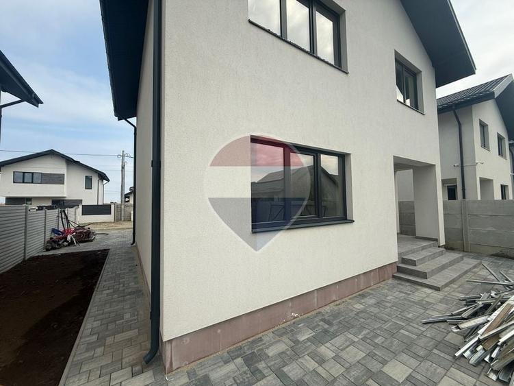 Casă individuală cu 4 camere cu Teren 377 Mp în Central