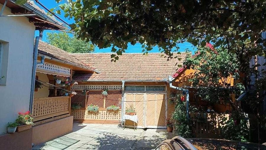 Casă cu 4 camere în Coman