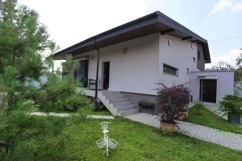 Casă cu 9 camere cu Canalizare în 1 Decembrie
