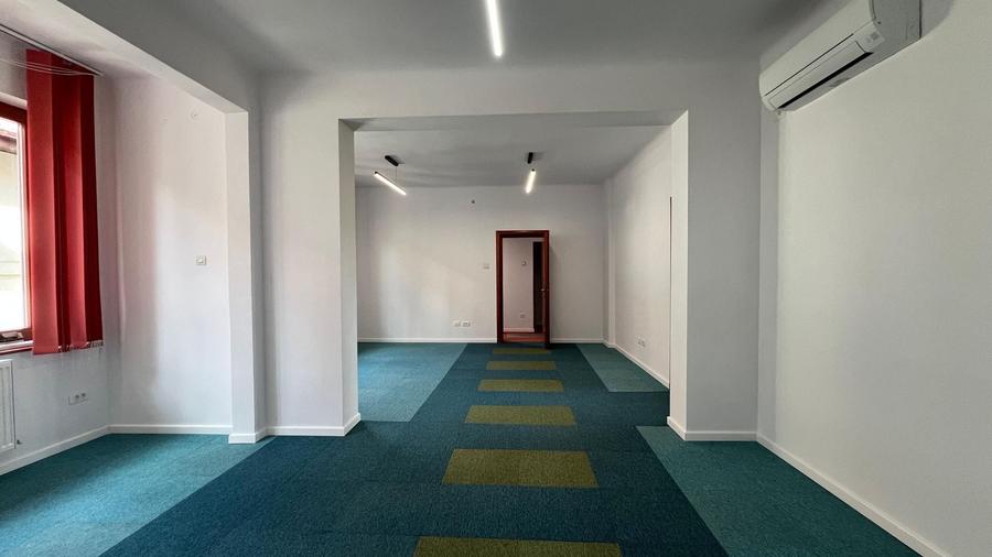 Casă individuală cu 10 camere cu Canalizare în Cotroceni