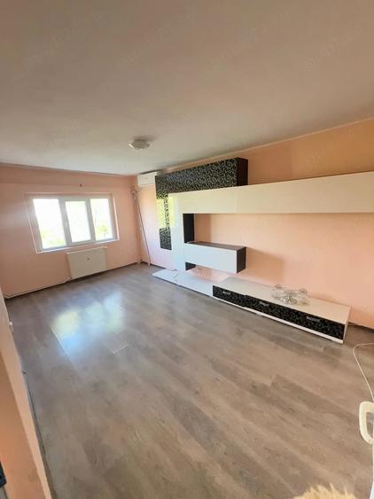 Apartament cu 3 camere decomandat în Micro 16