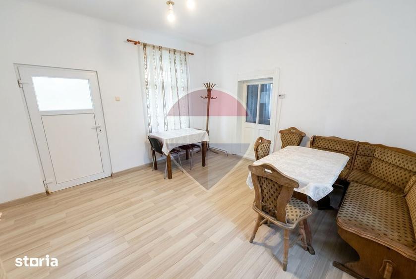 Casă cu 2 camere cu Teren 1330 Mp în Central